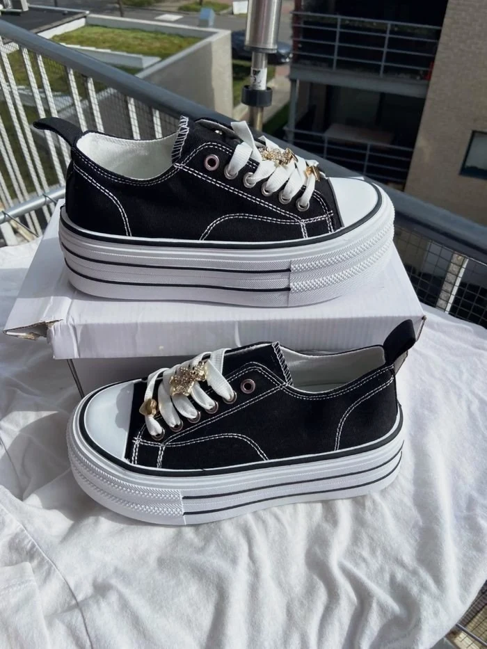 Woman’s sneakers 39