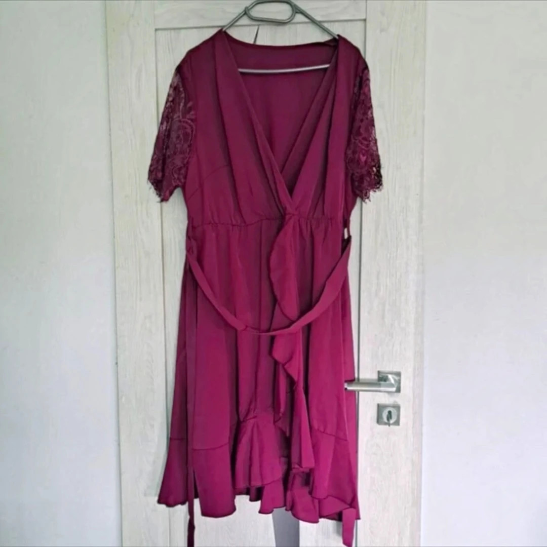 Magnifique robe manches dentelle/ Taille 52 4XL ( les mesures sont dans le descriptif)