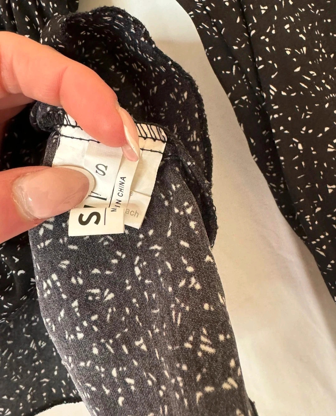 chemisier noir avec un décolleté cache-cœur et un motif moucheté blanc - Shein - taille (S)- 9,50€ – Shein – taille S / 36 / 8 2