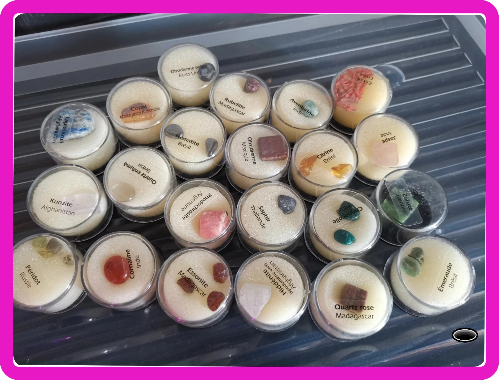 Collection de pierre dans leur écrin avec nom sur chaque coffret