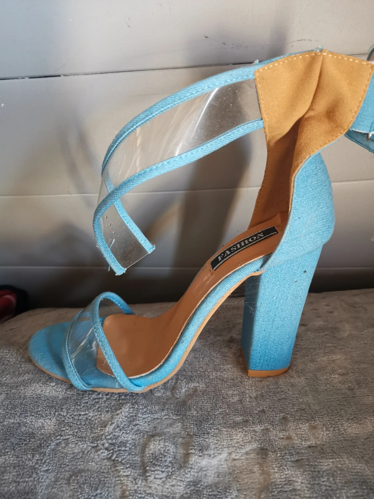 Très belle sandale talon sexy taie 39 lanière transparente