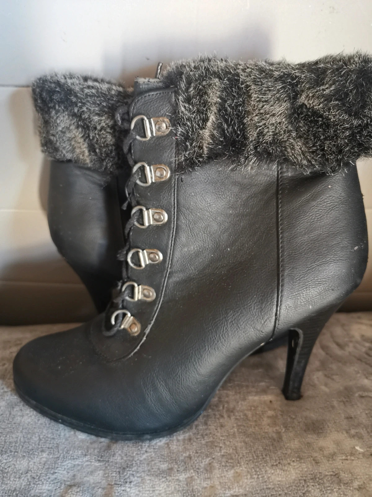 Très belle bottine taille 40 noir closers