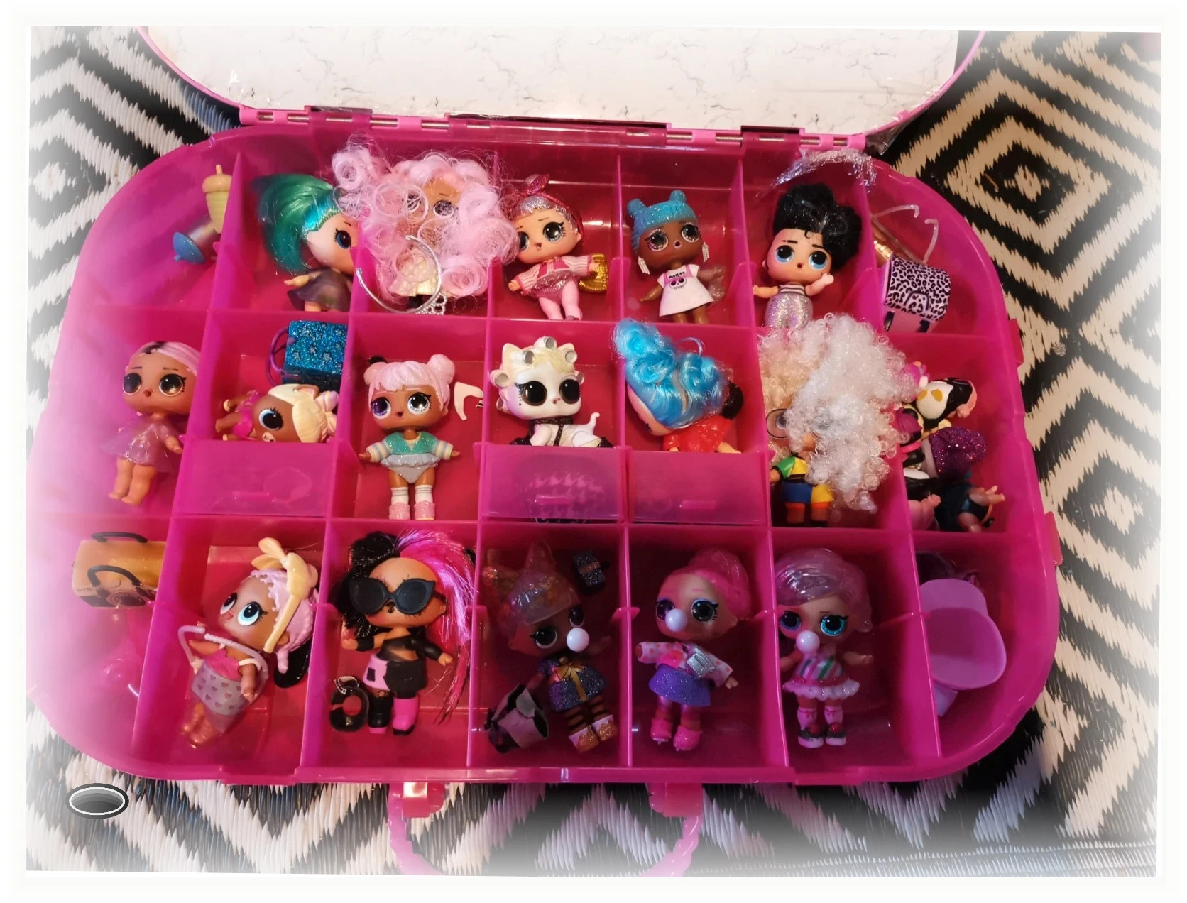 Gros lot valise poupée lol 16 grande poupée et 8 bébé