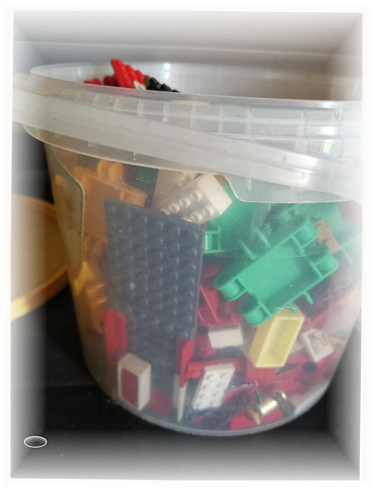 Lot de clicks et un peu de lego mélanger dans un sceau plein – LEGO – taille 4 ans / 104 cm 4