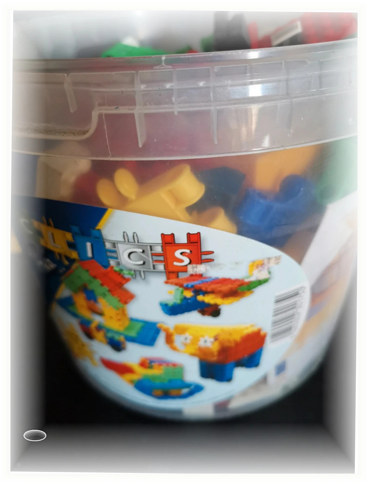 Lot de clicks et un peu de lego mélanger dans un sceau plein
