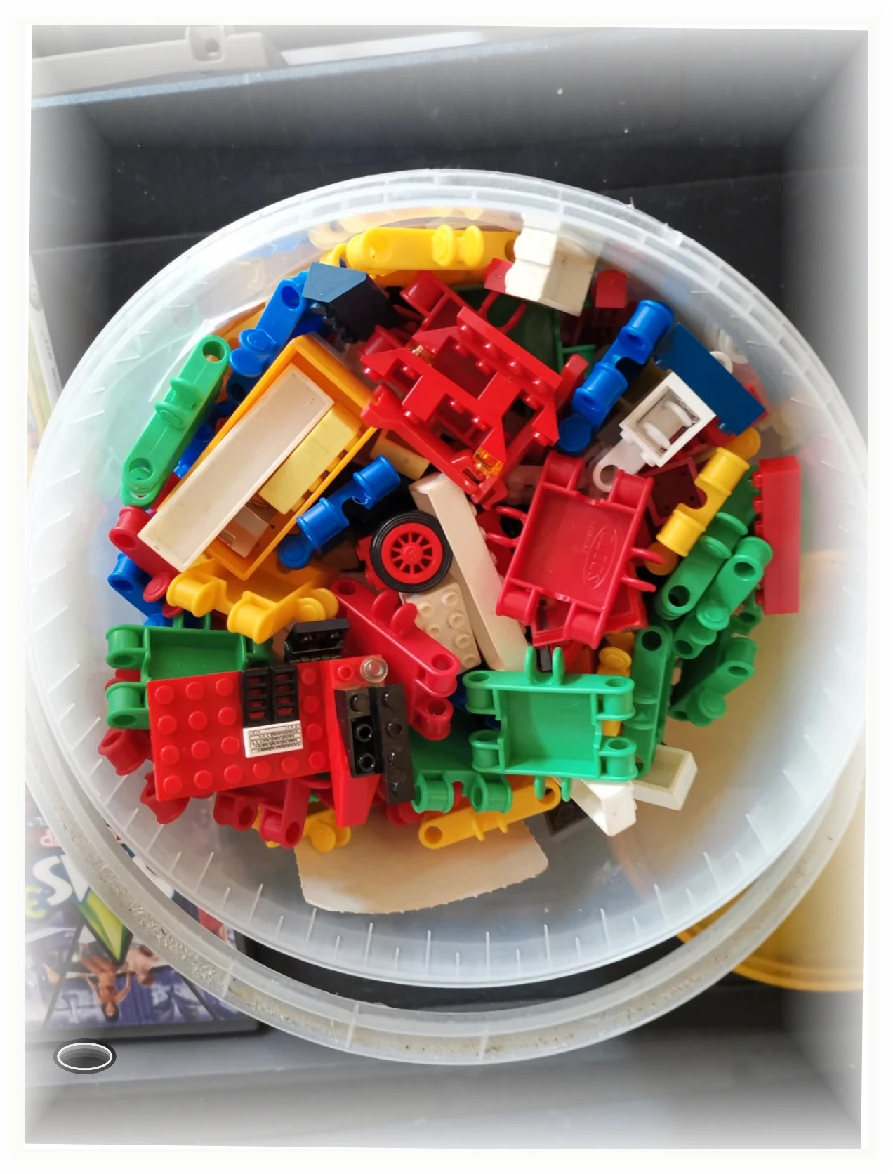 Lot de clicks et un peu de lego mélanger dans un sceau plein – LEGO – taille 4 ans / 104 cm 3
