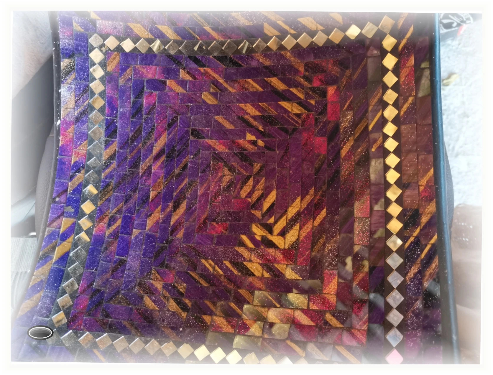 Plateau en terre violet pour déco comme sur la photo
