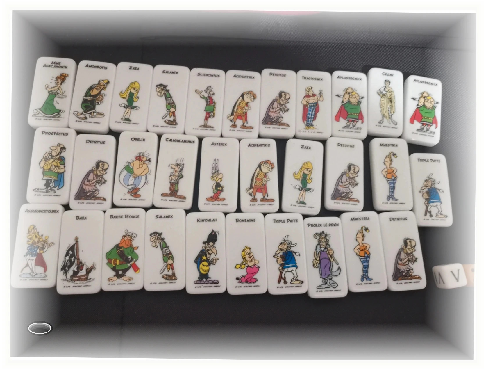 Lot dominos vintage Asterix avec de et petit sac en plus