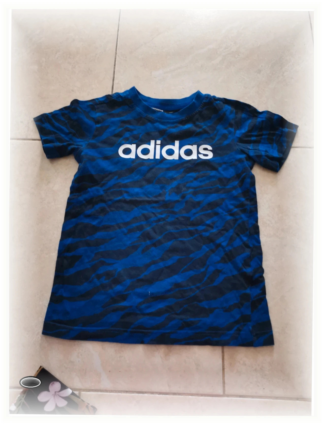 Tee shirt Adidas taille 8 ans