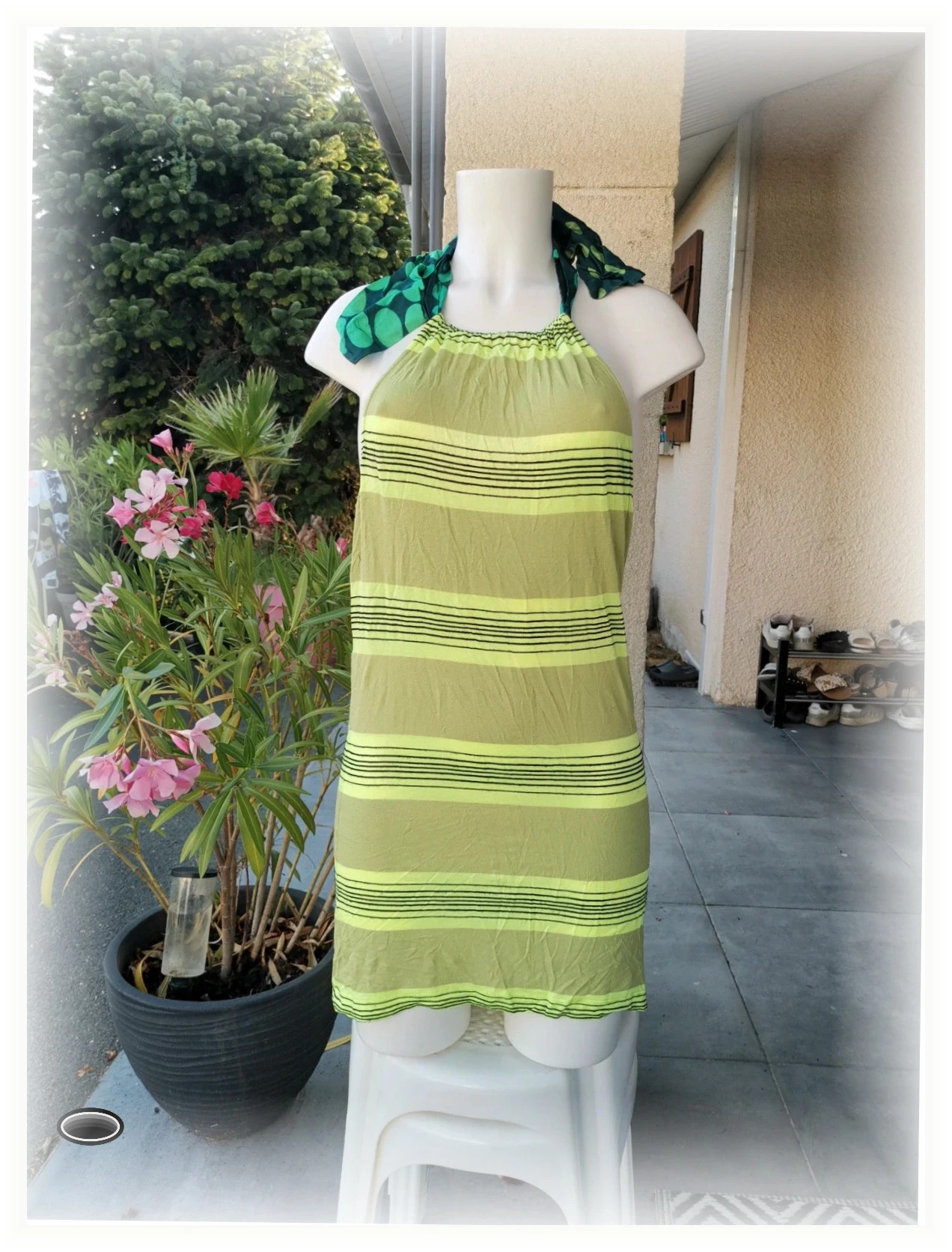 Très jolie robe soleil vert taille s dos nu