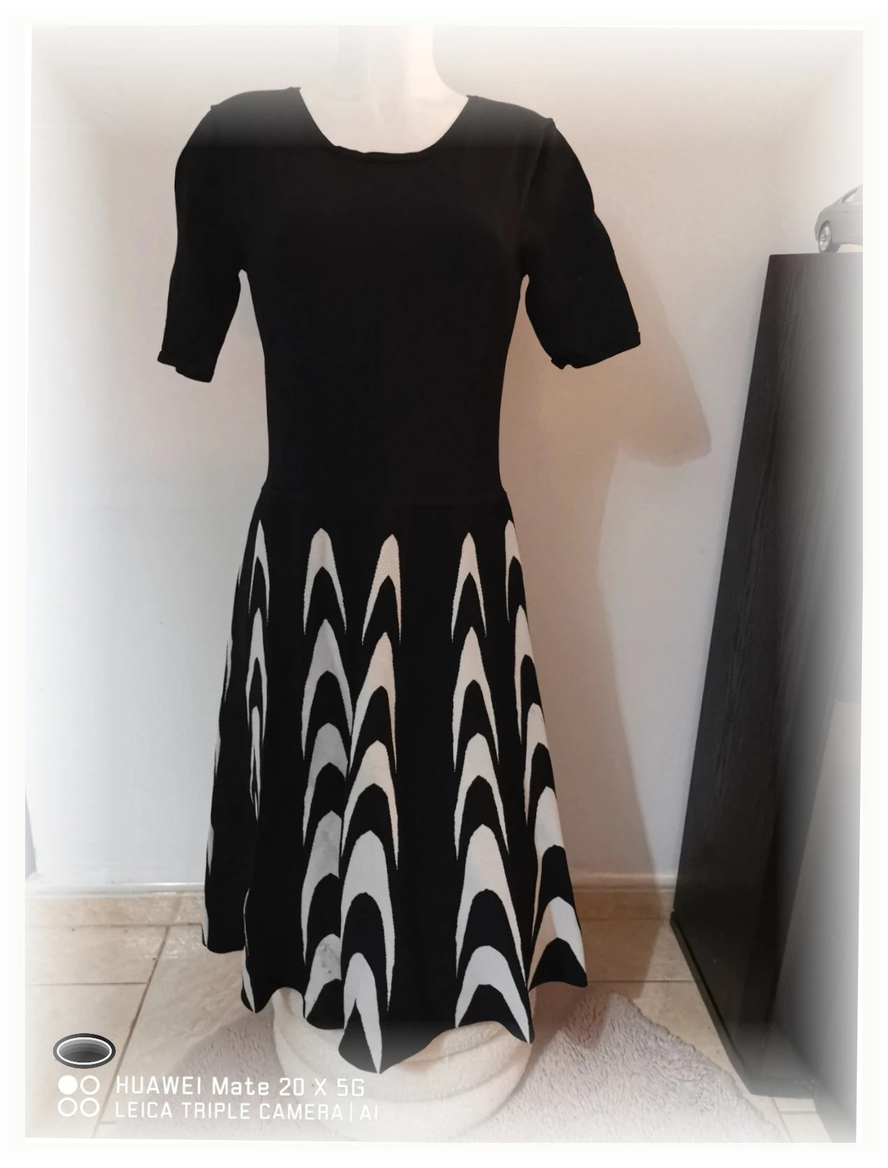 très belle robe marque Apart taille 40 noir et blanche
