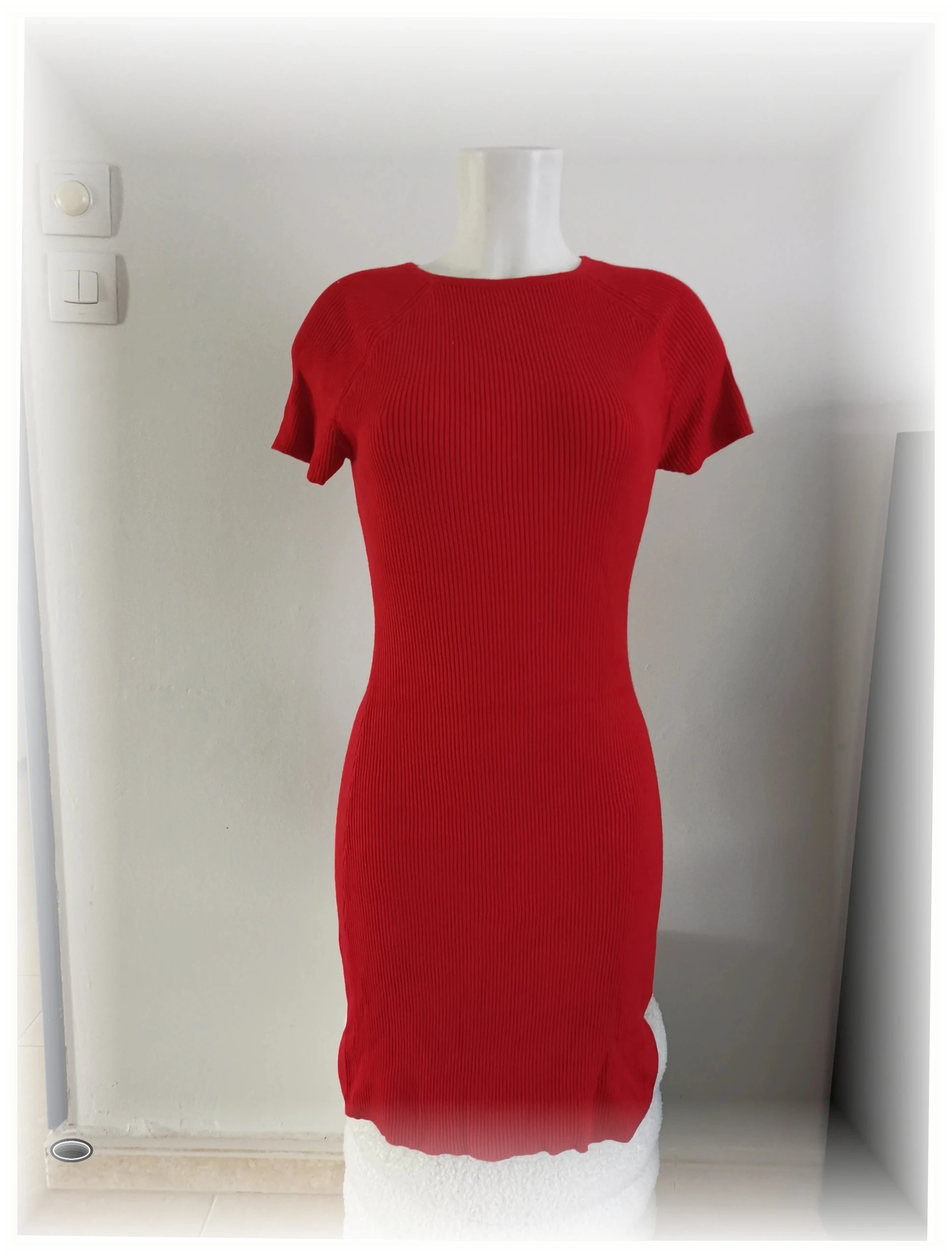 très belle robe pull taille L rouge jennyfer