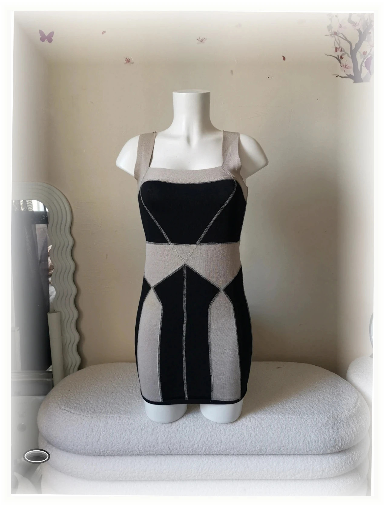 Très belle robe asymétrique taille s