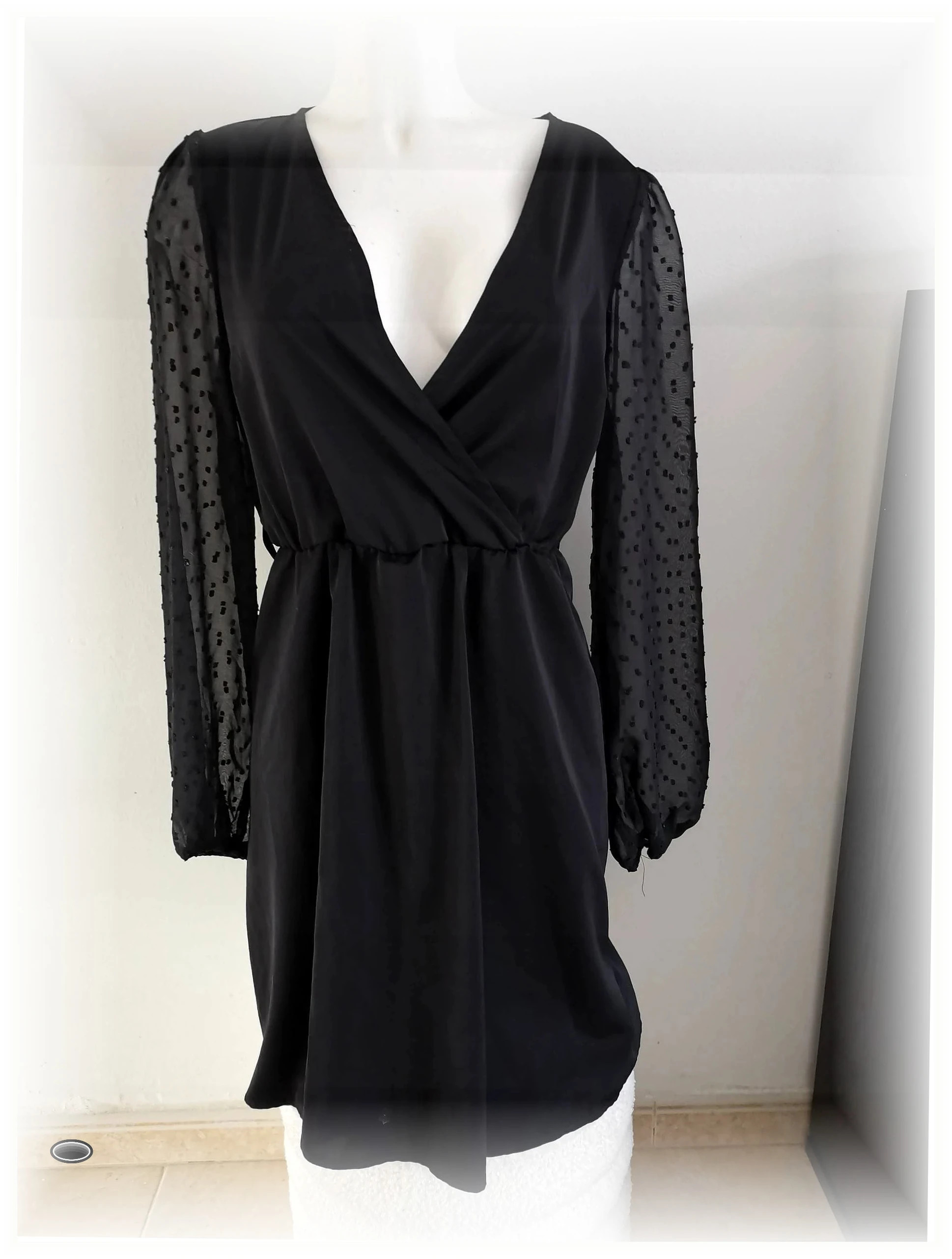 très belle robe noir taille L manche dentelle à pois