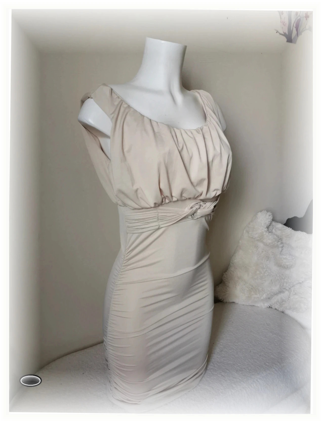 Très belle robe taille s beige – Belle – taille S / 36 / 8 5