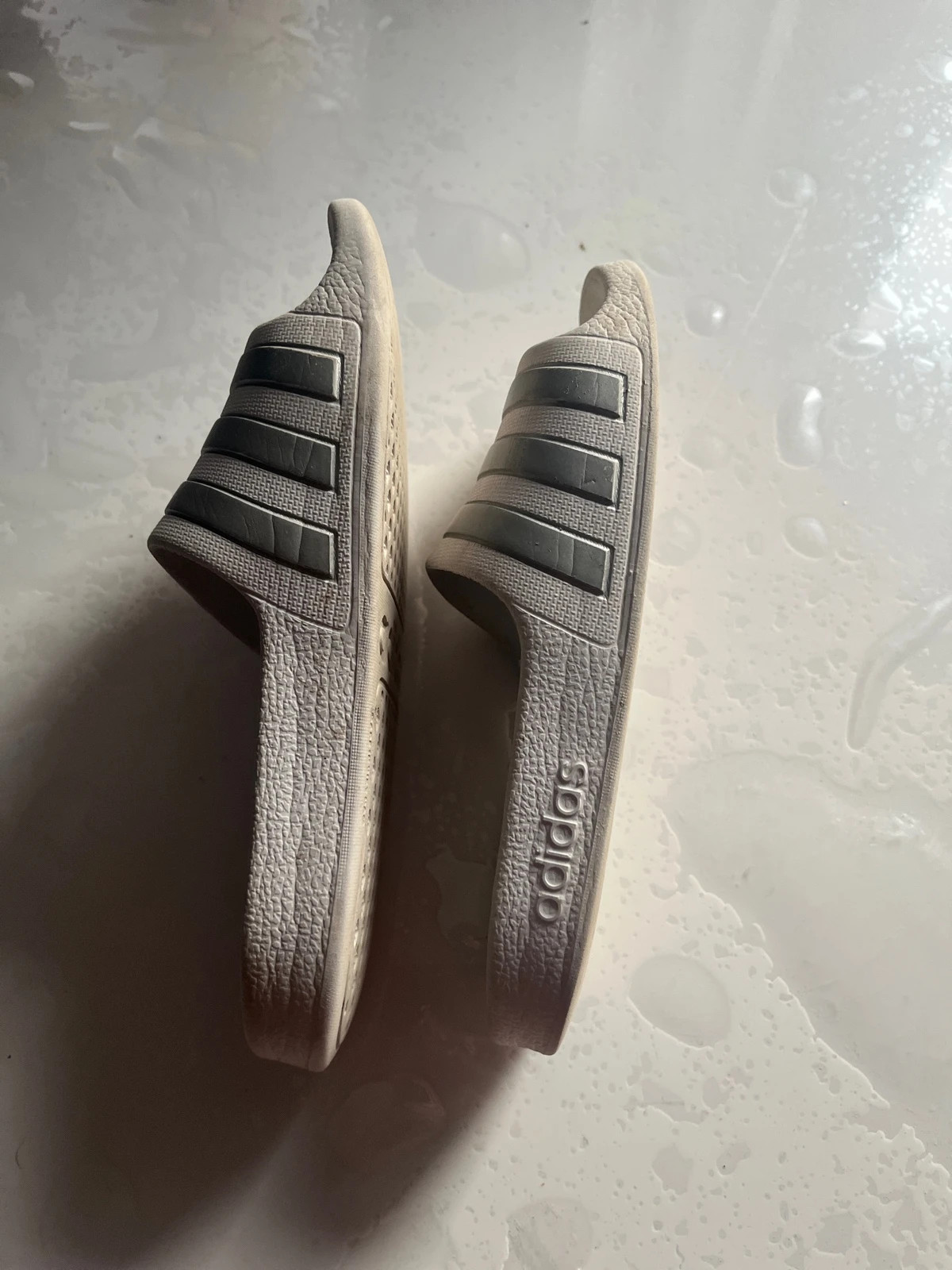 claquettes Adidas en très bon état, juste un peu sale – adidas – taille 34 3