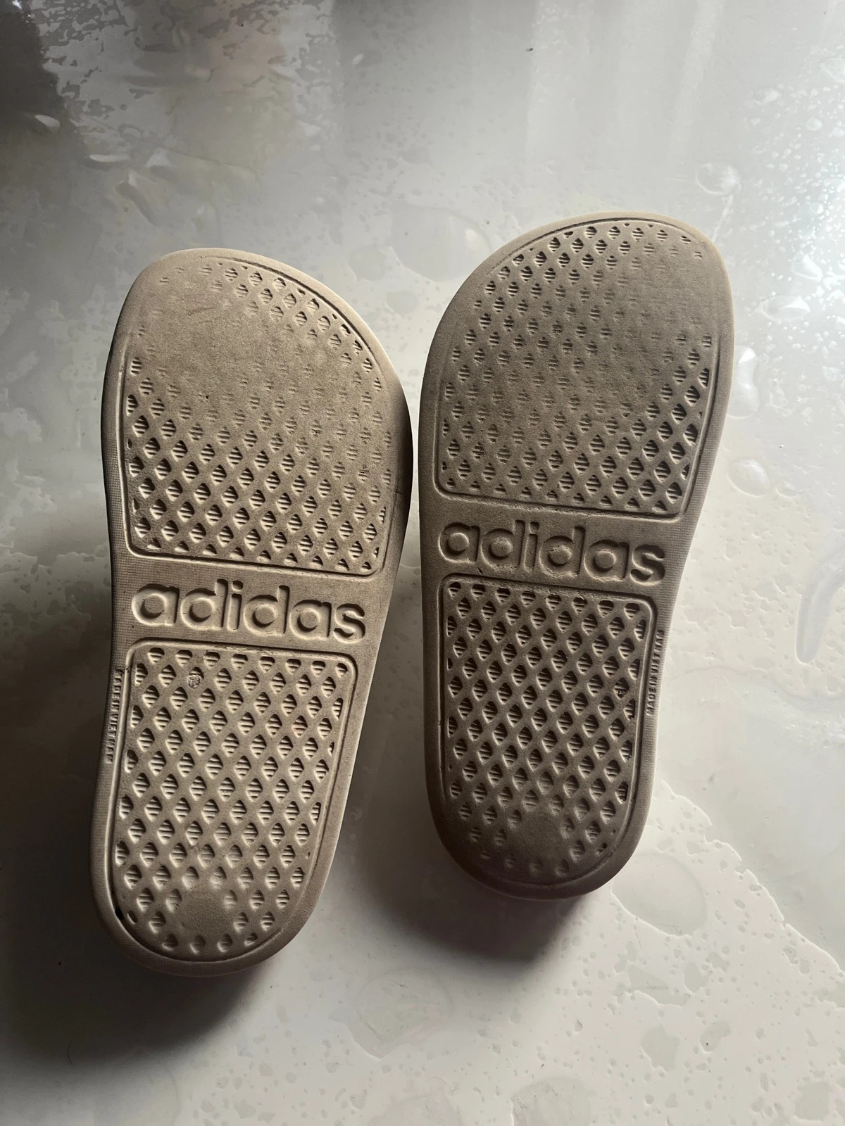 claquettes Adidas en très bon état, juste un peu sale – adidas – taille 34 2