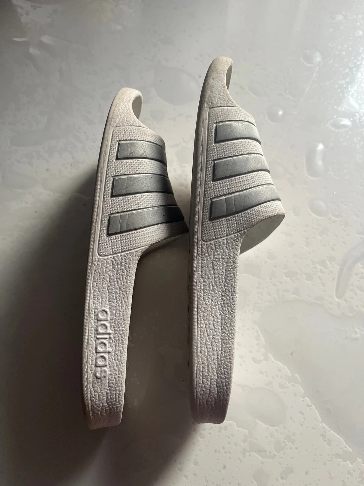 claquettes Adidas en très bon état, juste un peu sale – adidas – taille 34 4
