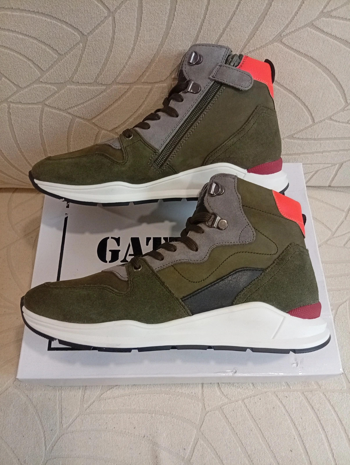 Gattino sneakers in military green, grey and red. Modern and original design. – Gattino – taille 37