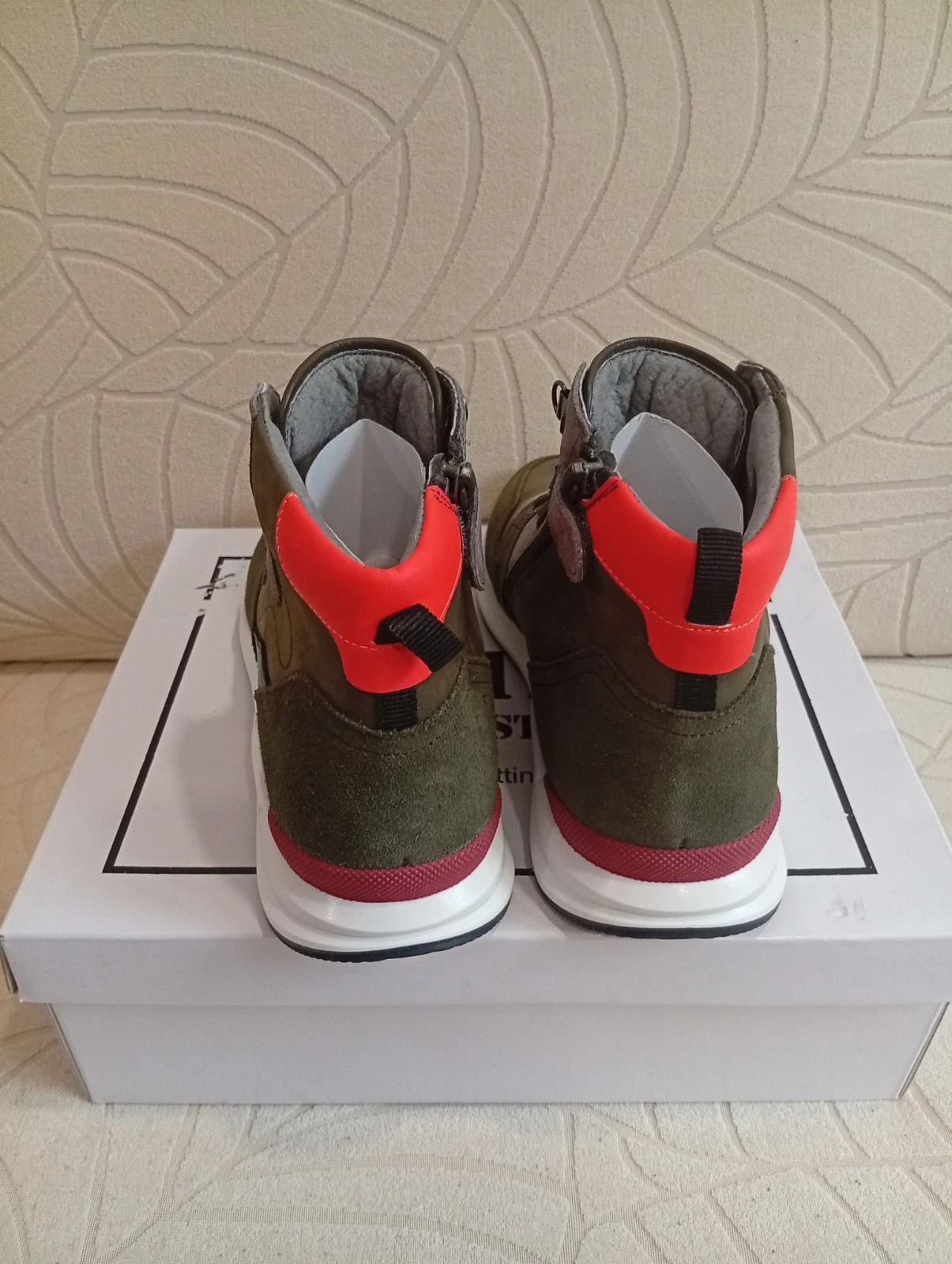 Gattino sneakers in military green, grey and red. Modern and original design. – Gattino – taille 37 5