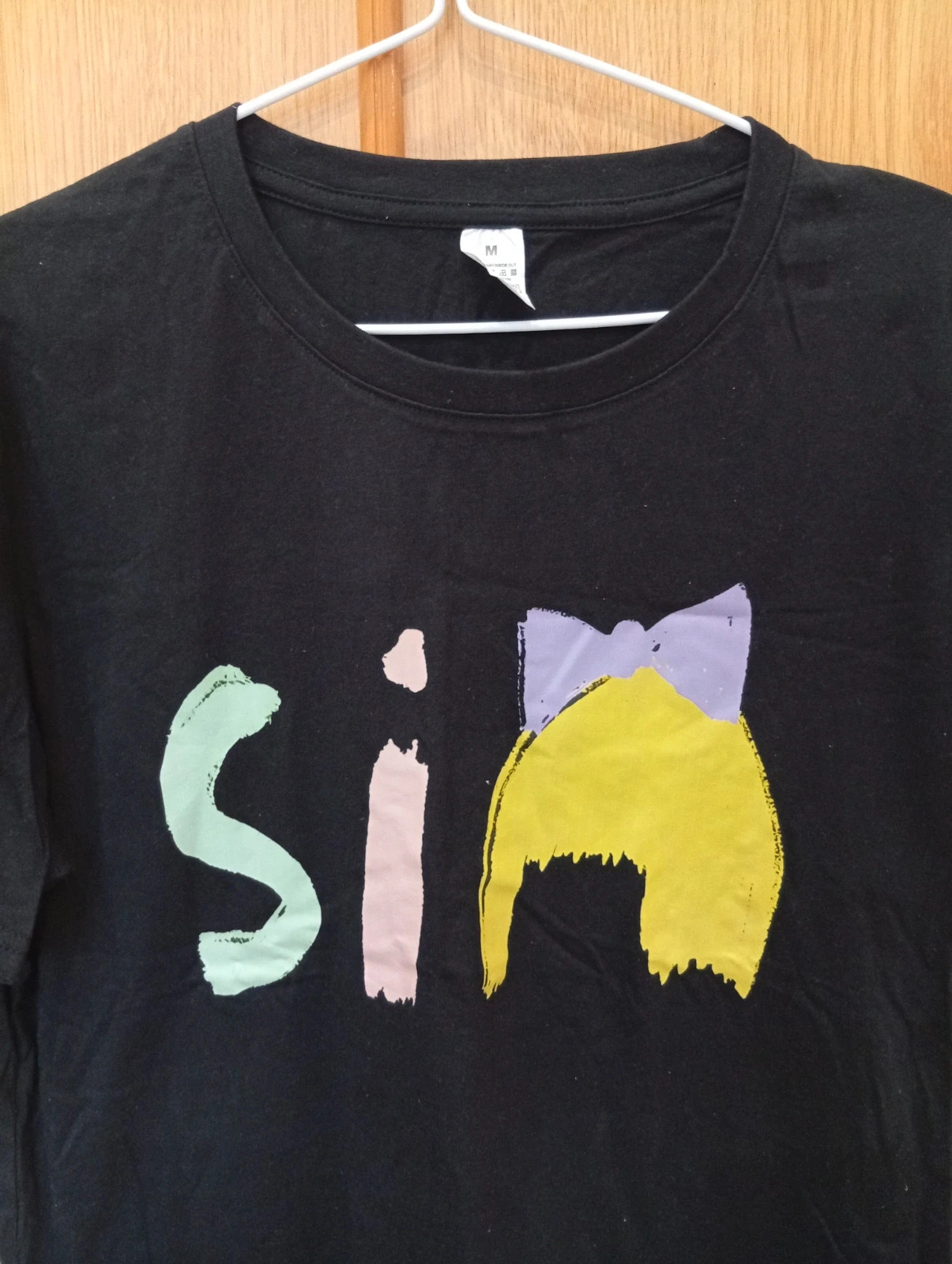 Black short-sleeve T-shirt with a colorful front print – taille M / 38 / 10 3