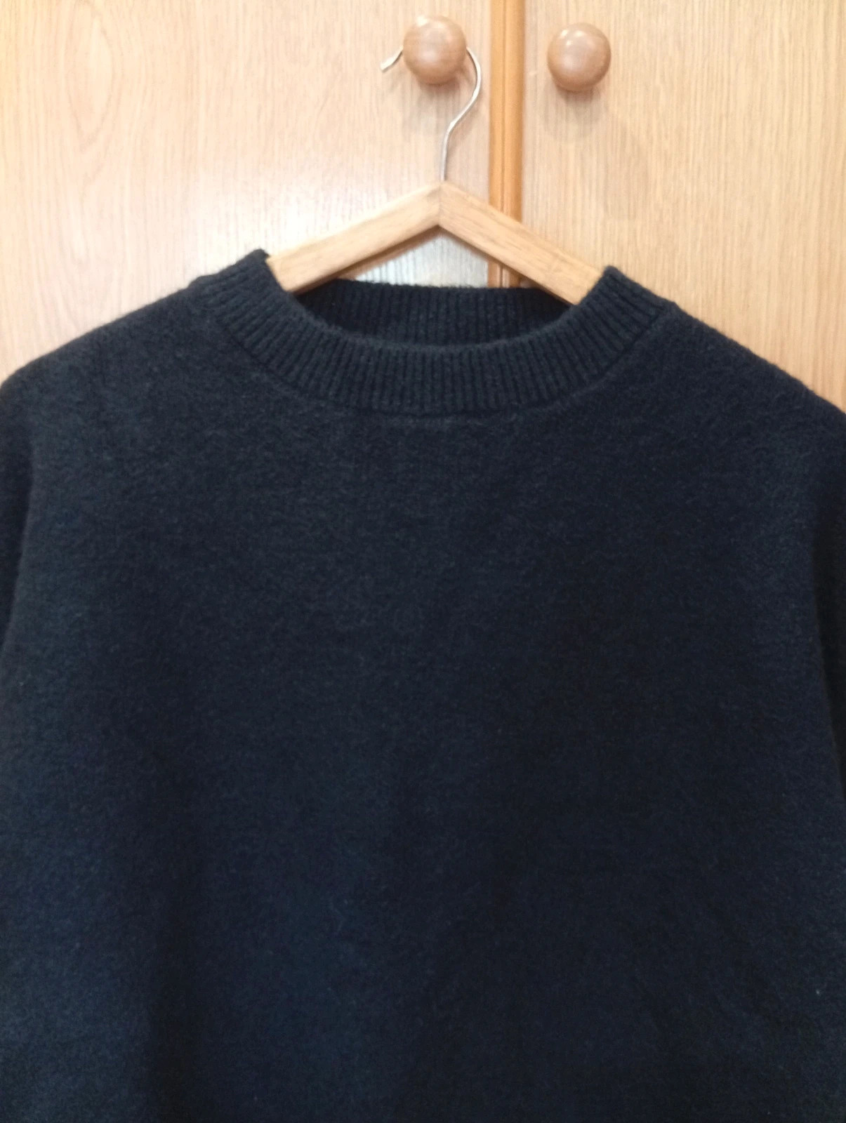 Jersey de cuello redondo, manga larga y diseño clásico. El bajo es ancho y redondeado. – taille L / 40 / 12 2