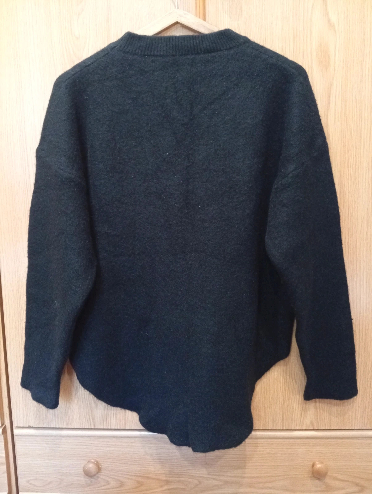 Jersey de cuello redondo, manga larga y diseño clásico. El bajo es ancho y redondeado. – taille L / 40 / 12 4