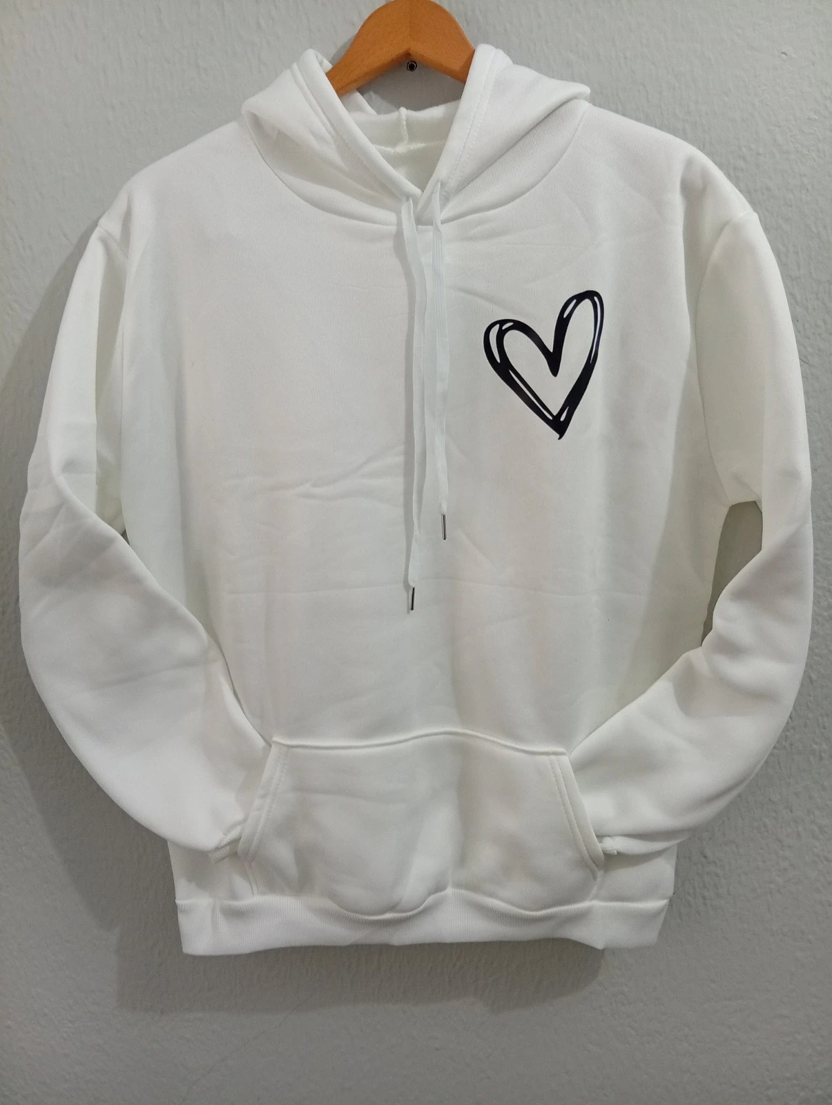 White hoodie with a cute black heart print on the chest, size S – taille S / 36 / 8 2