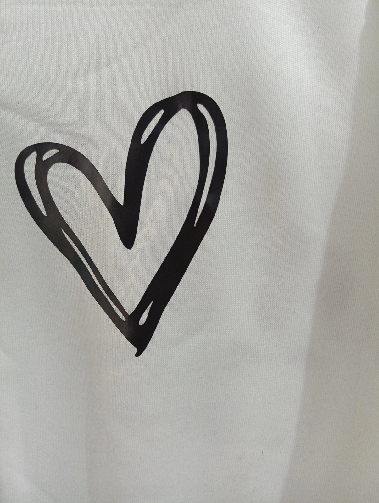 White hoodie with a cute black heart print on the chest, size S – taille S / 36 / 8 4