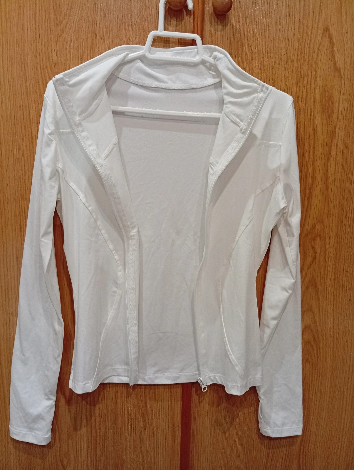 White long-sleeve sports jacket with a fitted design, full zip fastening – Amazon – taille S / 36 / 8 2