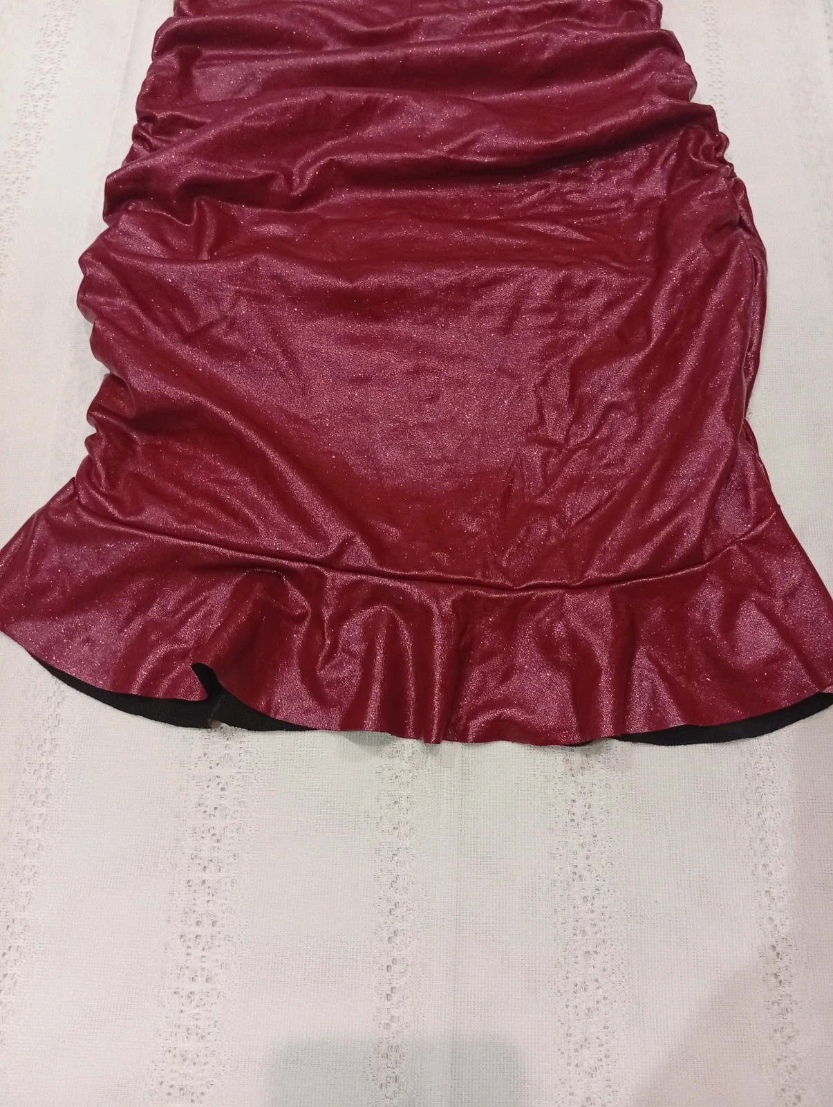 Shiny Burgundy Ruched Dress with Ruffle – Size XS – taille XS / 34 / 6 4
