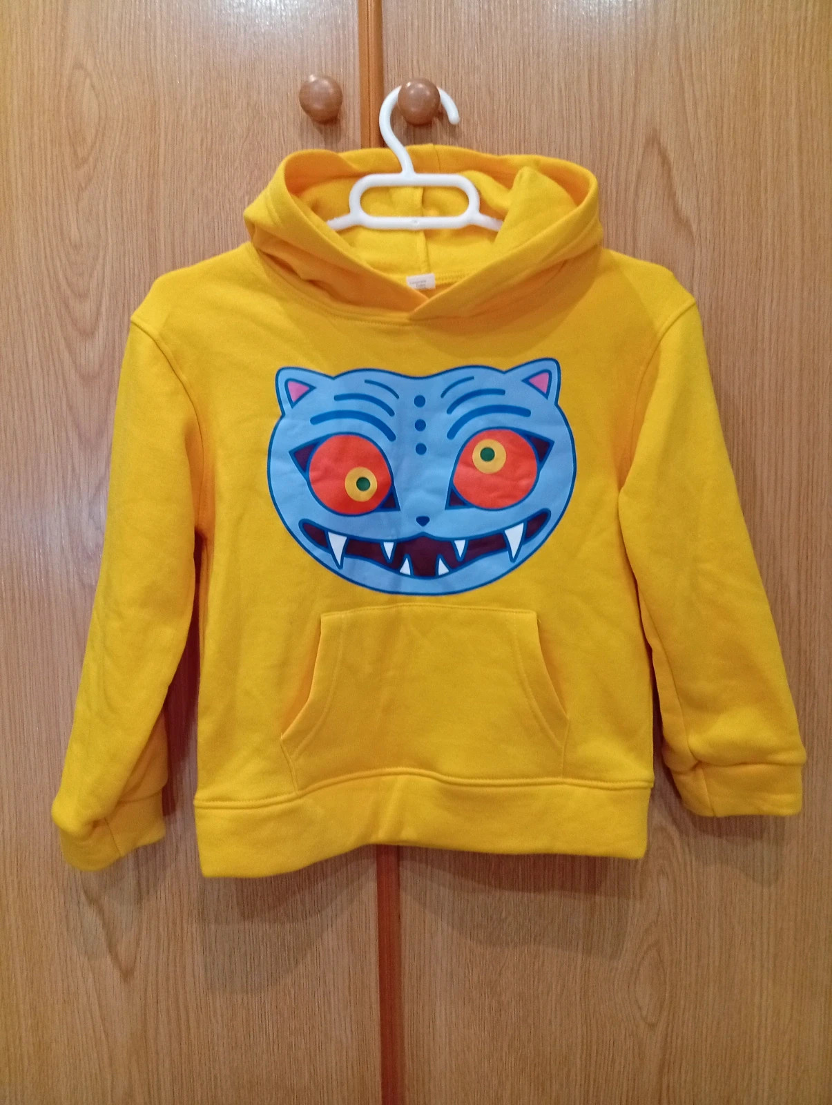 Kids’ yellow hoodie with a fun cat, Size 110 – taille 4 ans / 104 cm 2