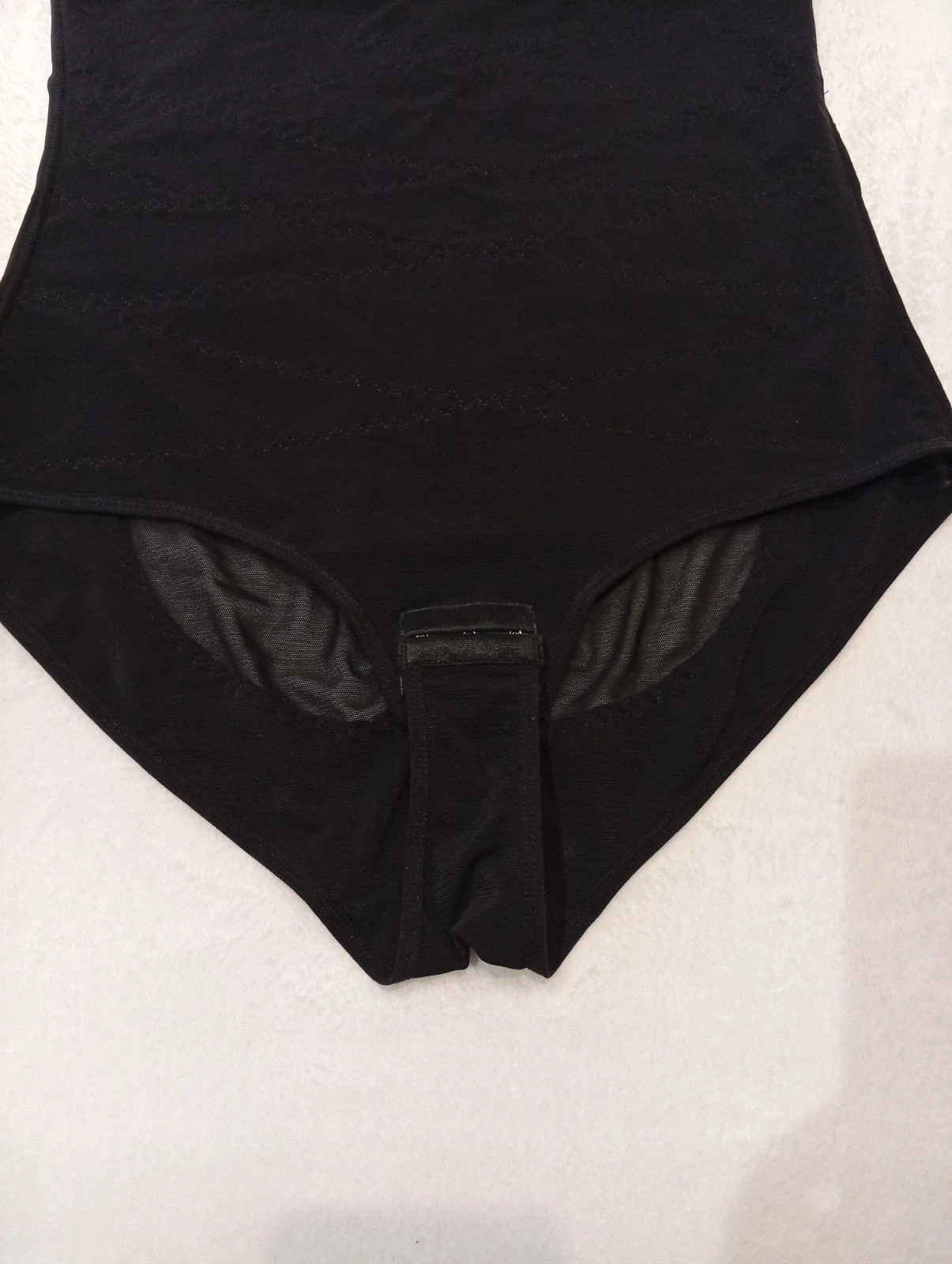 Black shaping bodysuit with cups. Size XL – taille XL / 42 / 14 3