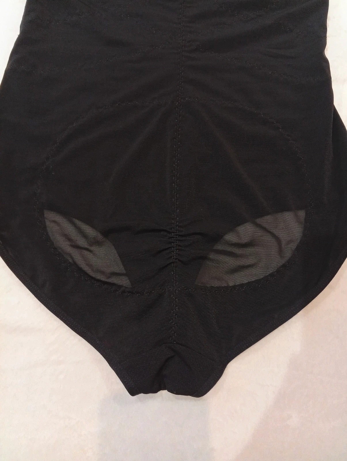 Black shaping bodysuit with cups. Size XL – taille XL / 42 / 14 5