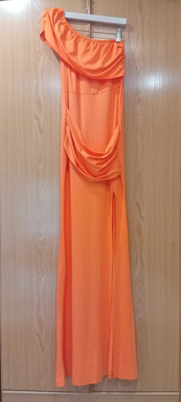 Long orange/coral maxi dress, size M.One-shoulder design with a beautiful draped neckline – taille M / 38 / 10