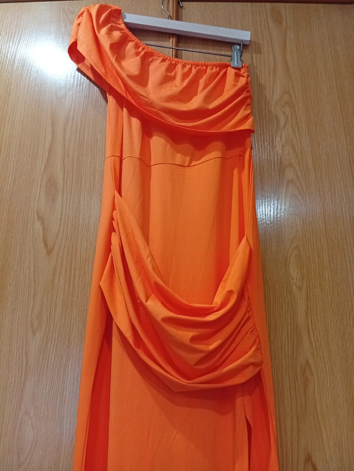 Long orange/coral maxi dress, size M.One-shoulder design with a beautiful draped neckline – taille M / 38 / 10 4