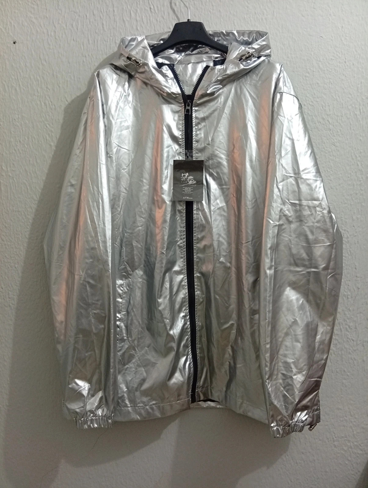 Silver metallic hooded rain jacket.Lightweight, stylish and perfect for rainy days – taille XXL 2