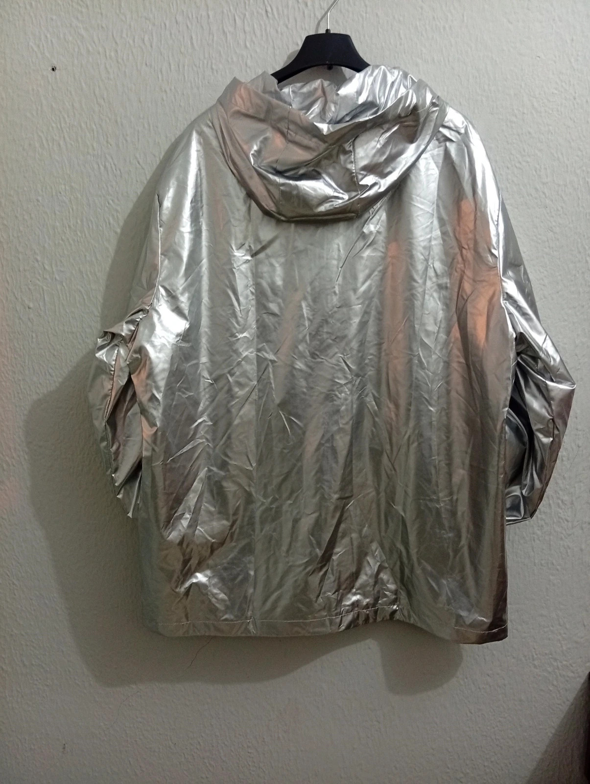 Silver metallic hooded rain jacket.Lightweight, stylish and perfect for rainy days – taille XXL 3