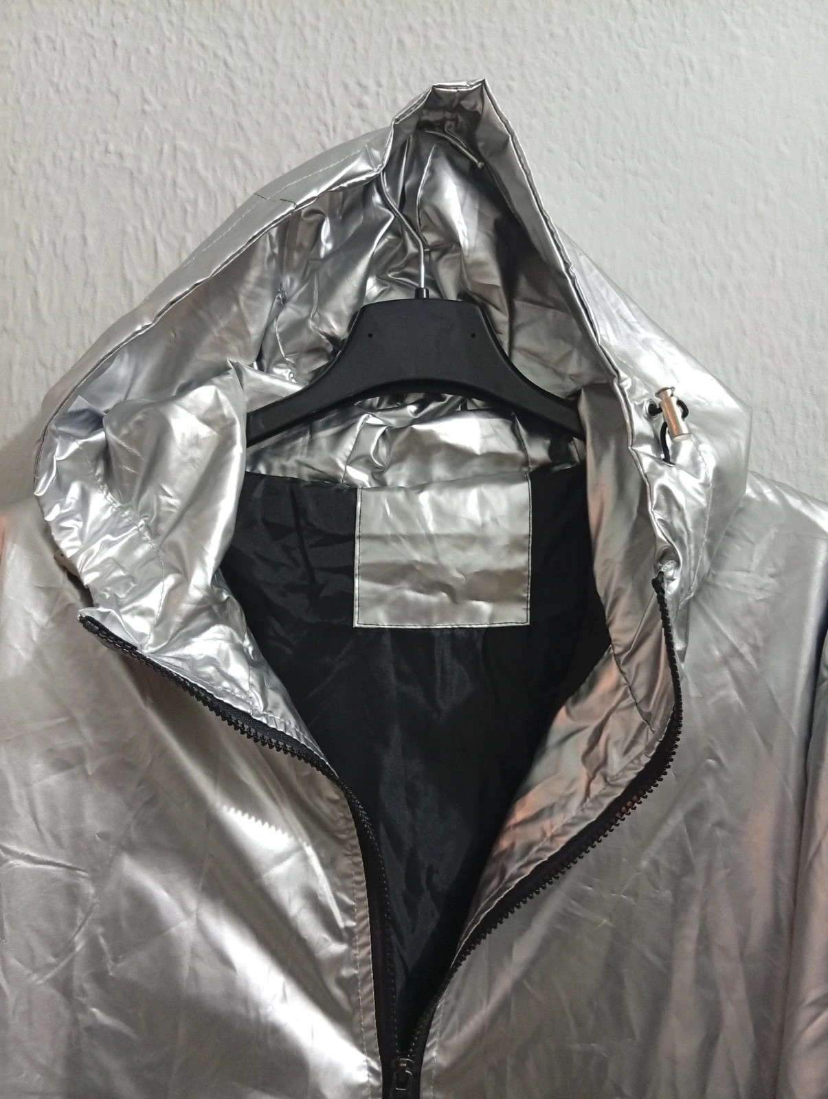 Silver metallic hooded rain jacket.Lightweight, stylish and perfect for rainy days – taille XXL 4