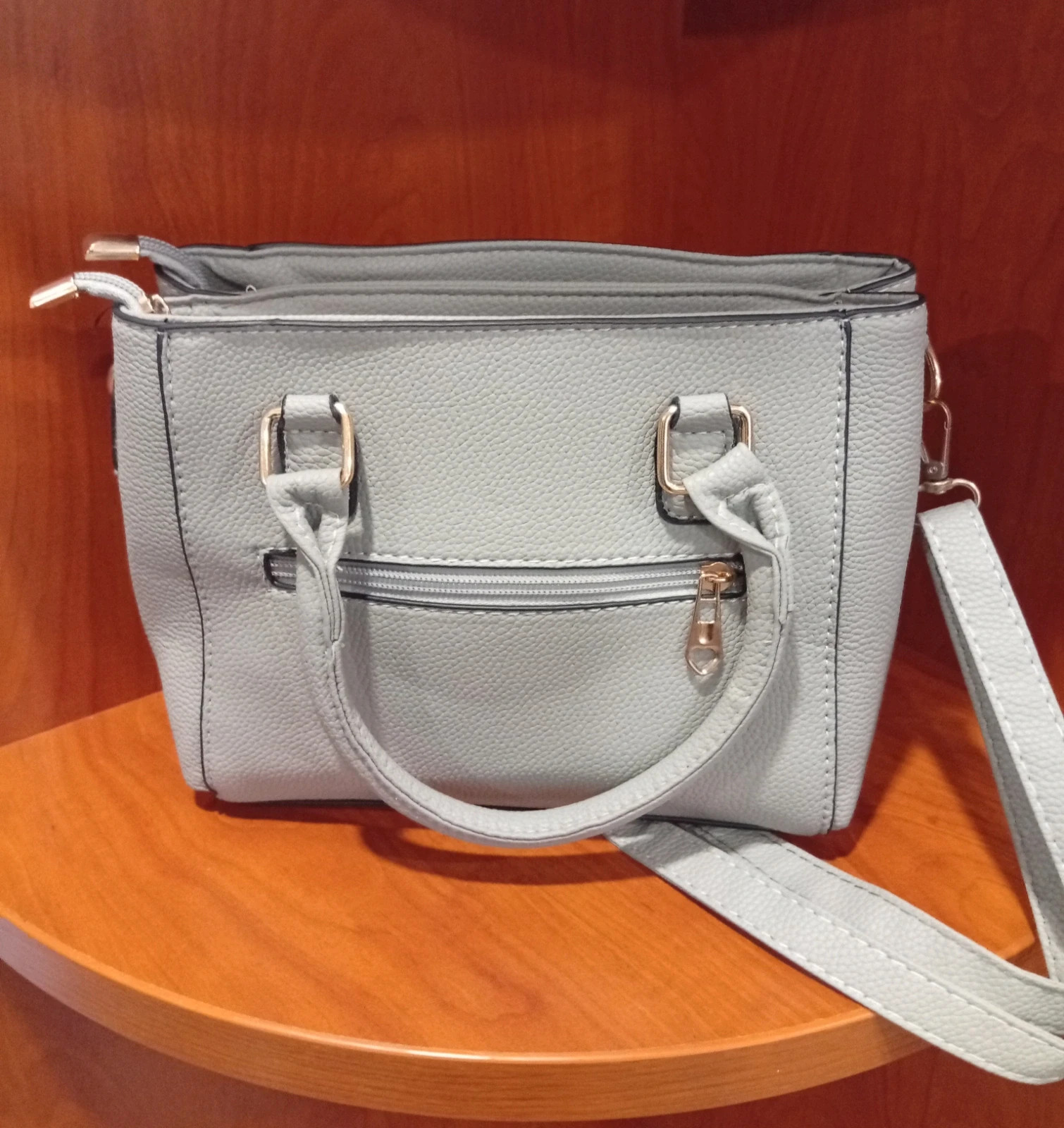 New light grey handbag Elegant and modern design, perfect for everyday use or special occasions. 3