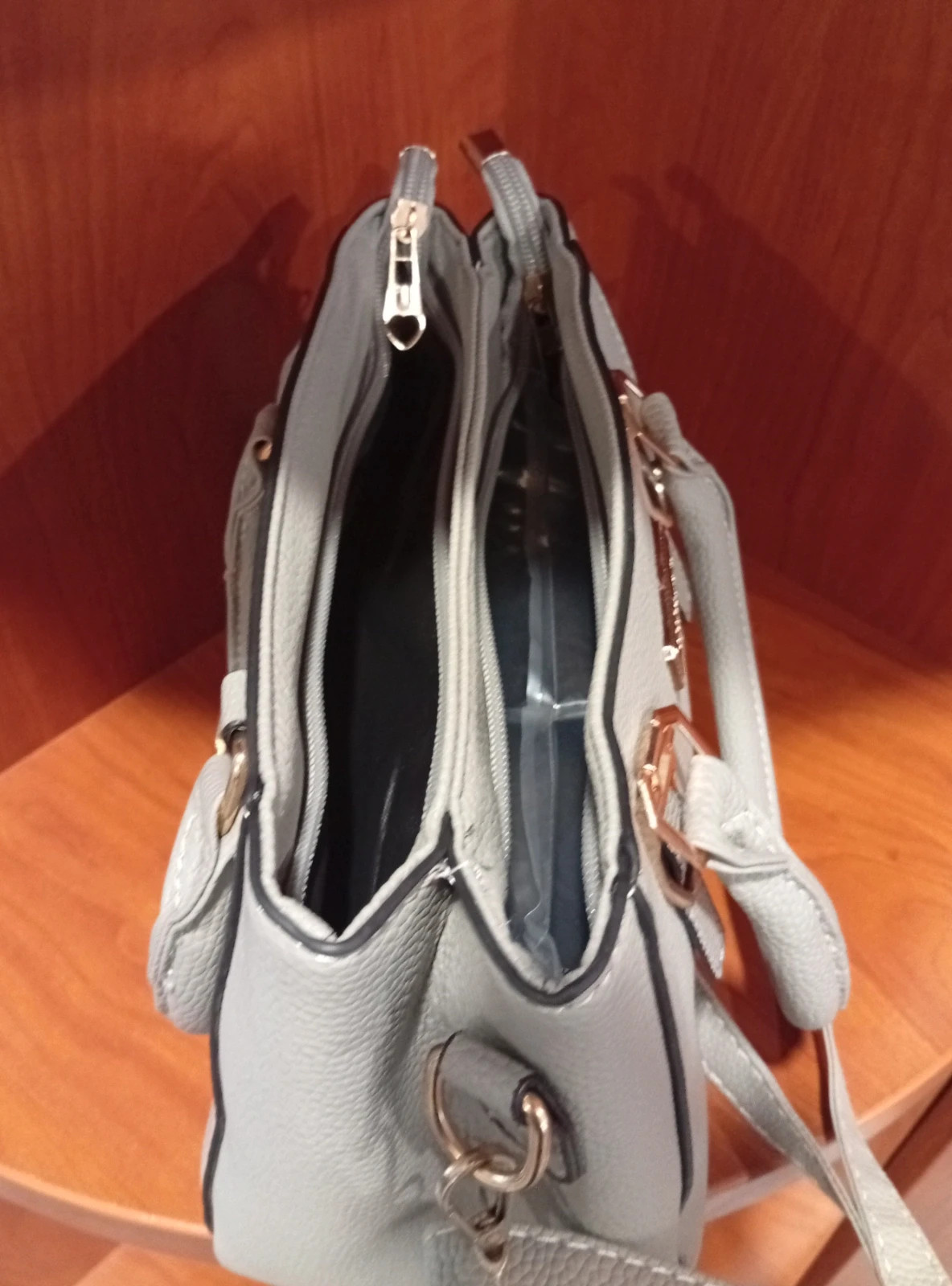 New light grey handbag Elegant and modern design, perfect for everyday use or special occasions. 4