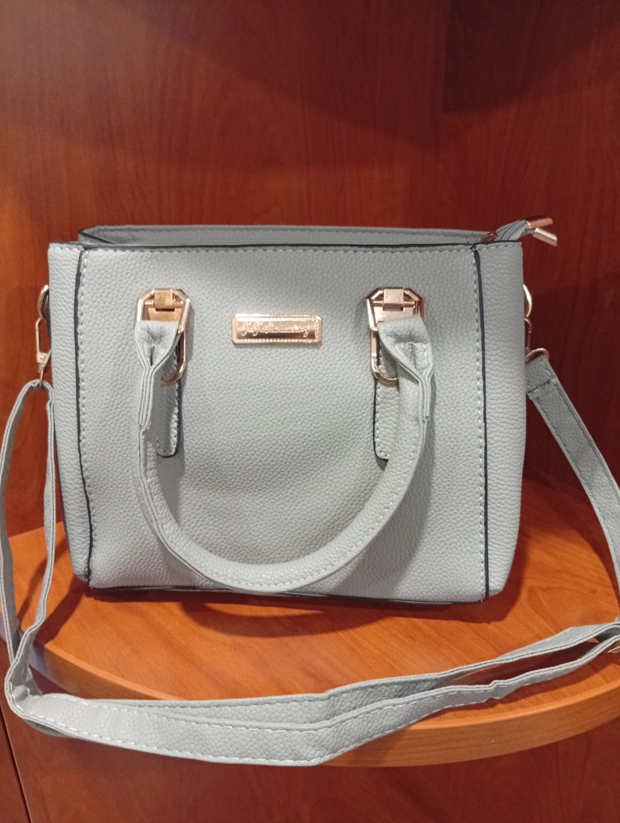 New light grey handbag Elegant and modern design, perfect for everyday use or special occasions. 2