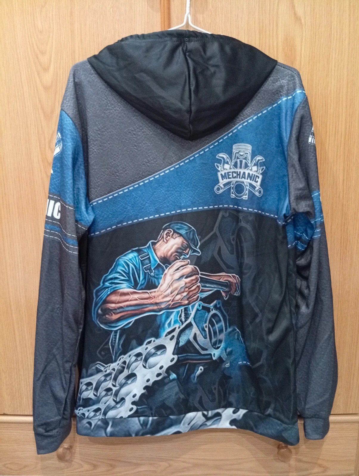 Stylish mechanic-themed hoodie featuring an engine design. – Amazon – taille M 2