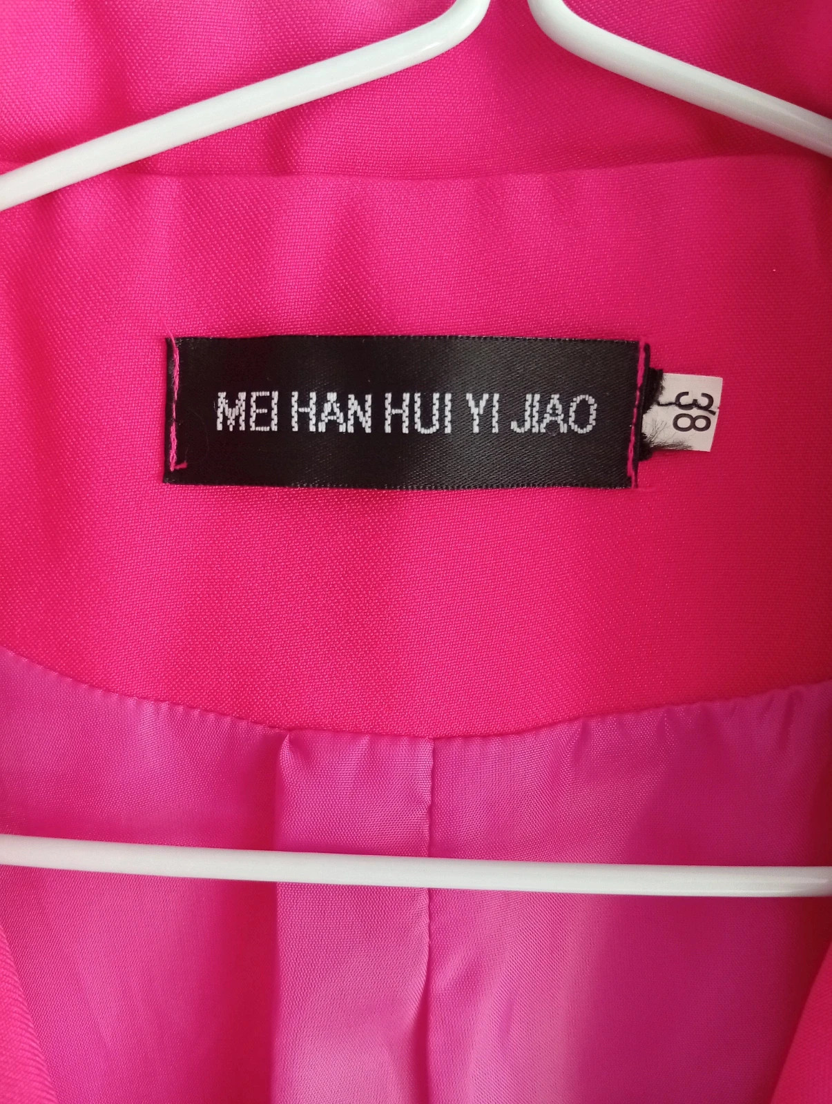 Fuchsia Double-Breasted Blazer. A stylish and versatile piece for any occasion. – taille M / 38 / 10 4
