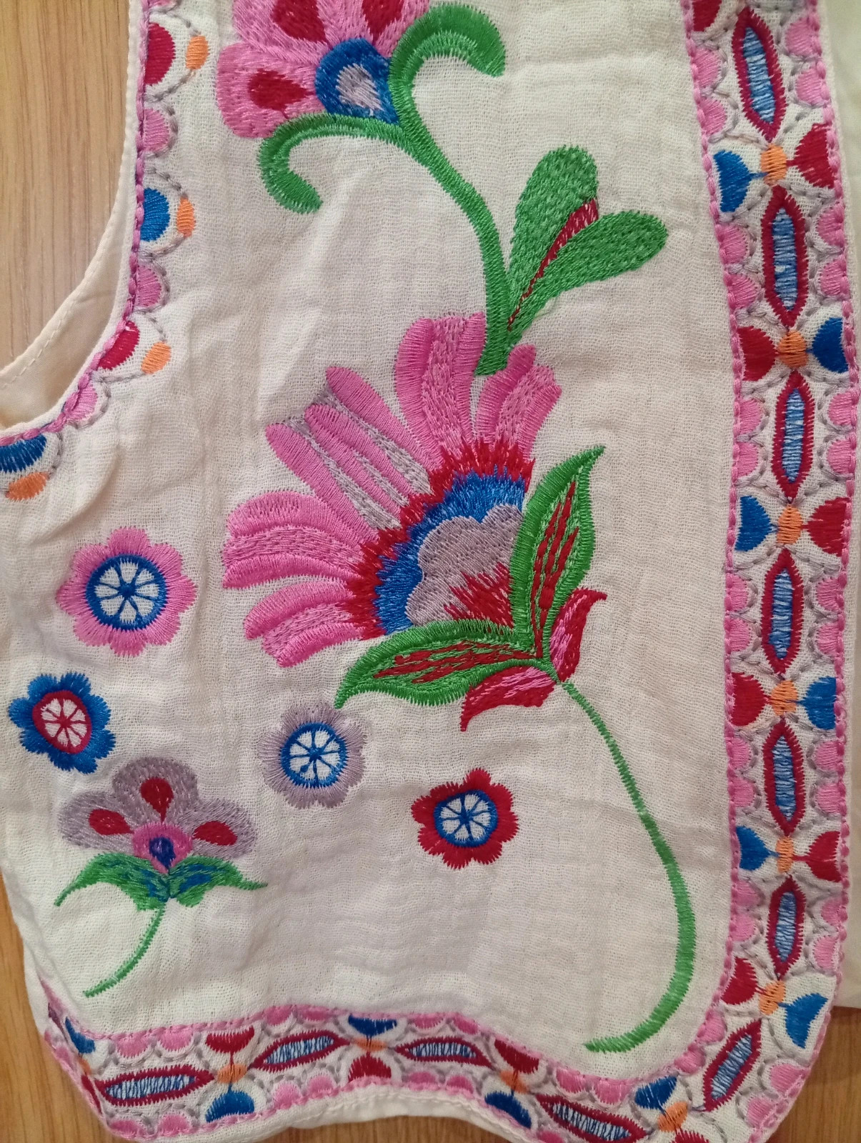 Floral Embroidered Boho Vest. Perfect for boho outfits, festivals, dresses or jeans – taille S / 36 / 8 2