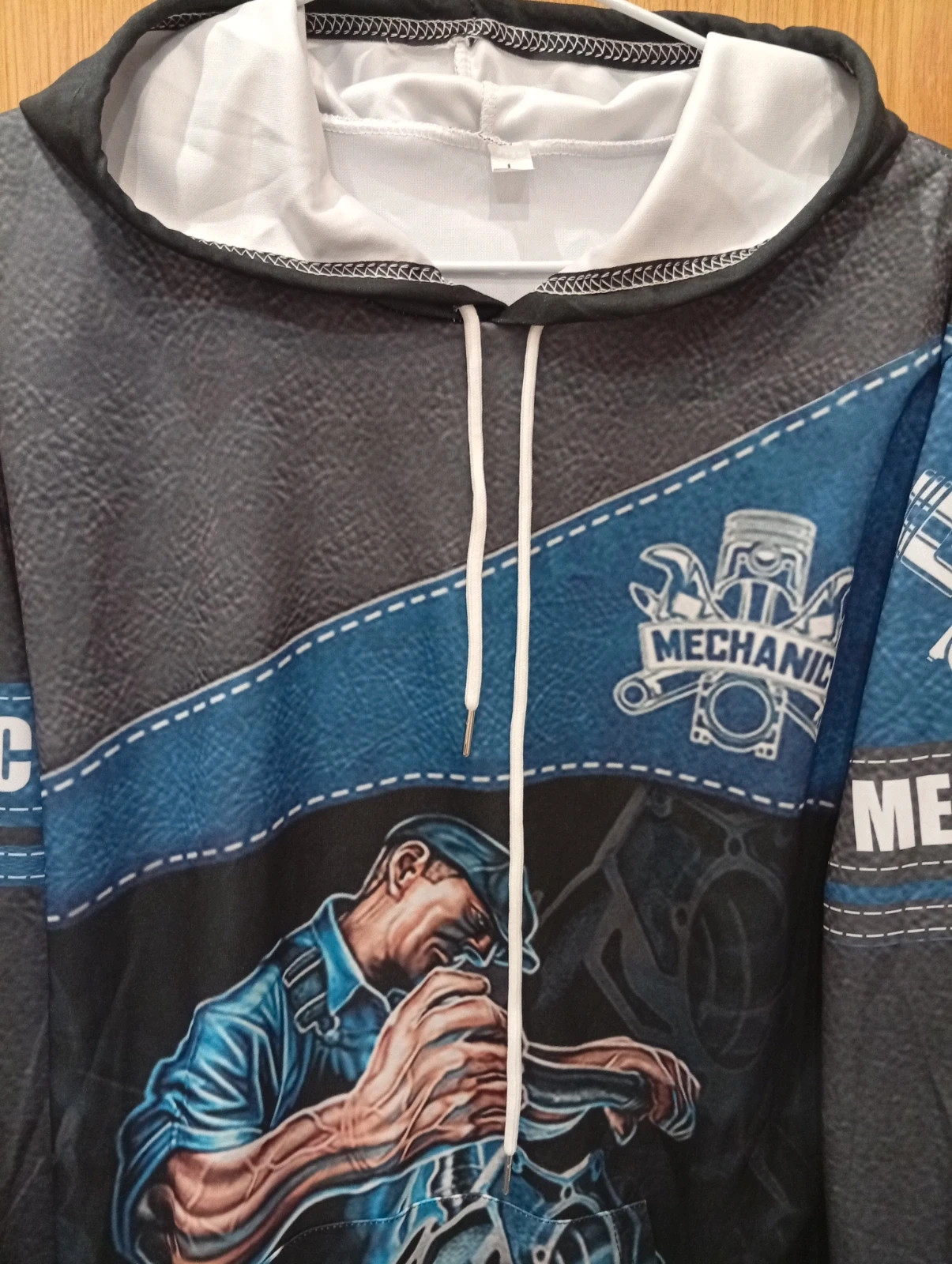 Stylish mechanic-themed hoodie featuring an engine design. – Amazon – taille M 3
