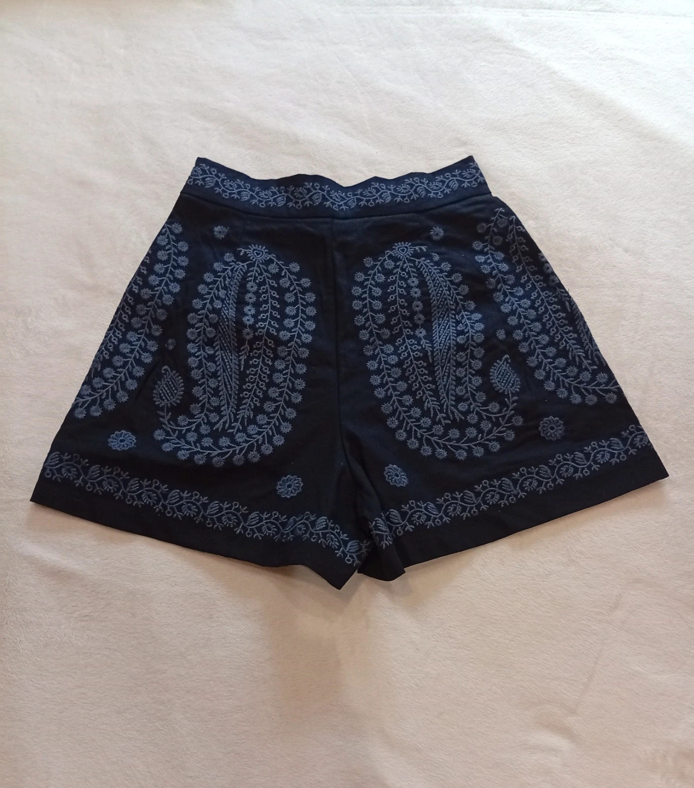 High-waisted embroidered shorts with a beautiful floral/paisley design. – taille XXXS / 30 / 2 2