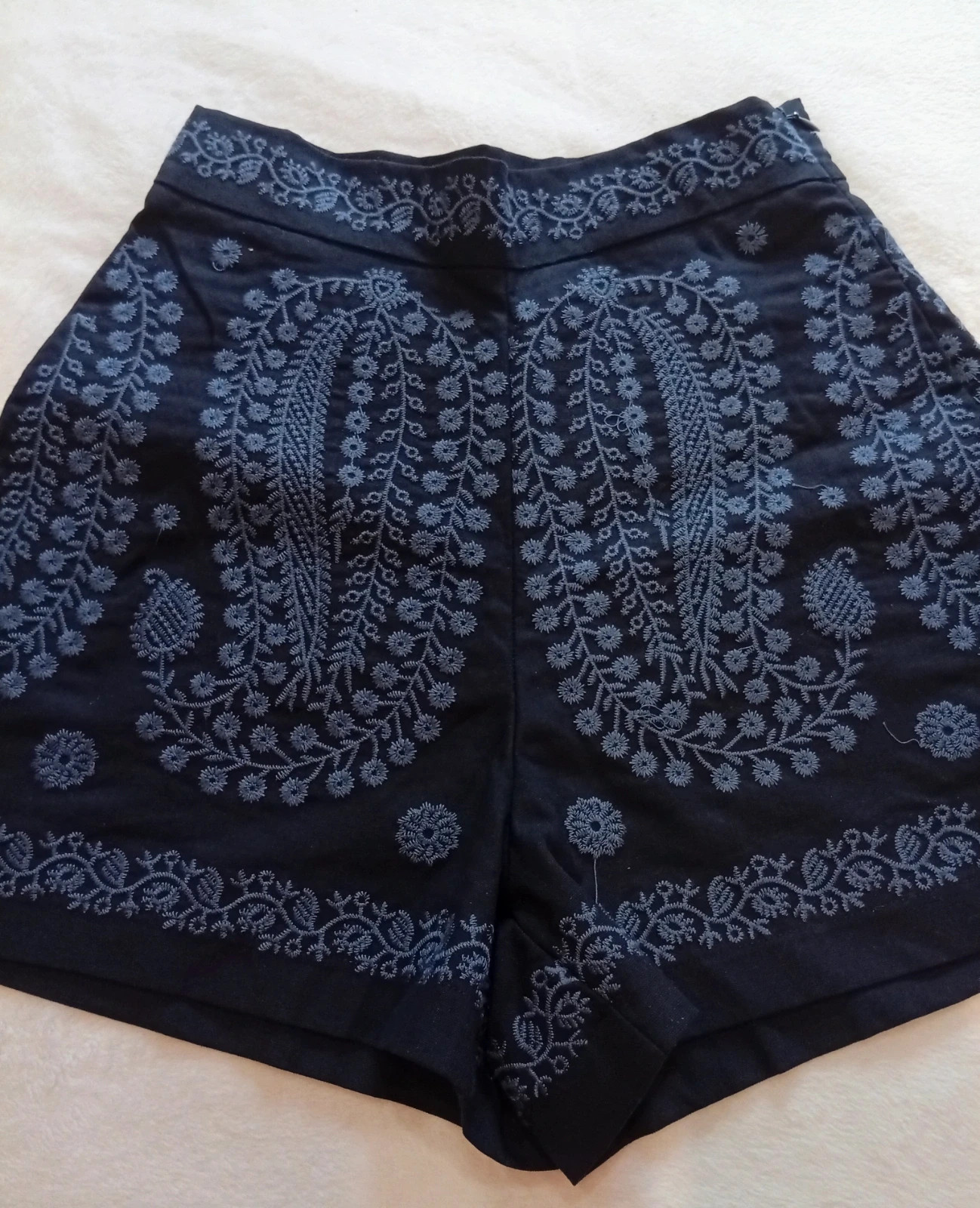 High-waisted embroidered shorts with a beautiful floral/paisley design. – taille XXXS / 30 / 2 3
