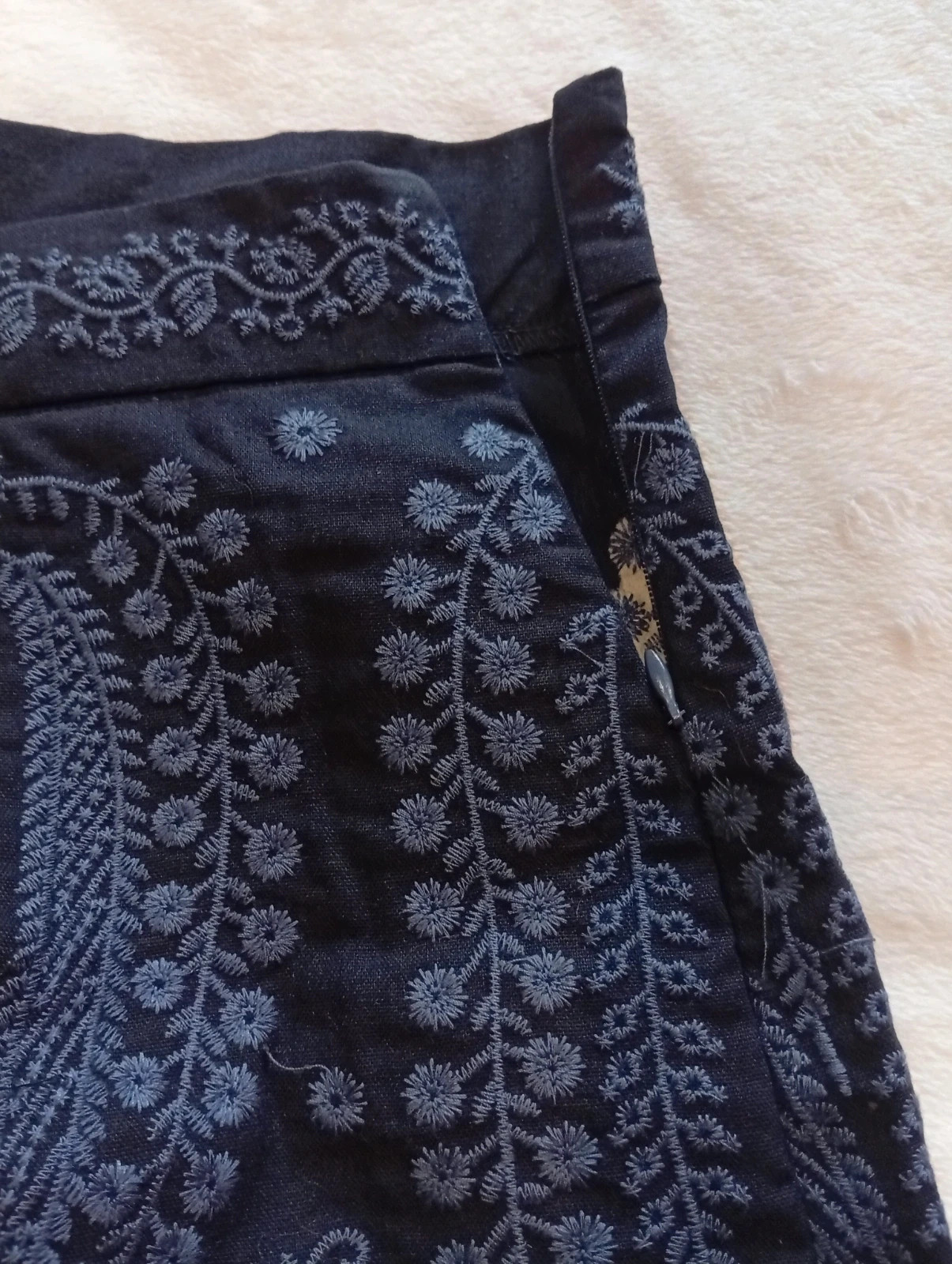 High-waisted embroidered shorts with a beautiful floral/paisley design. – taille XXXS / 30 / 2 4