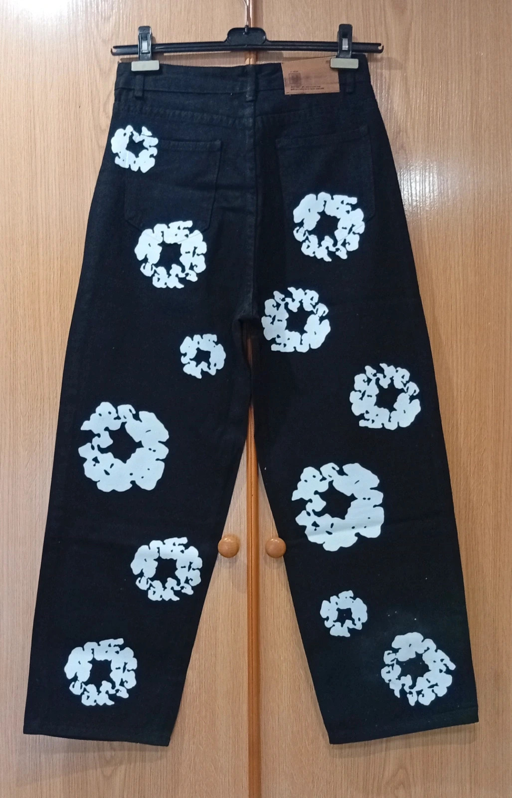 Black denim jeans with white floral print Size S-M – taille S 3